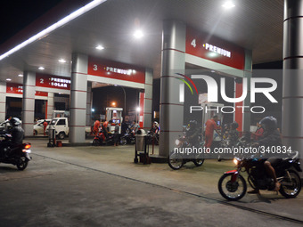 Cars and motorcycles lined up at Pertamina fuel station in Purwokerto, Central Java, Indonesia, November 17, 2014. Indonesian President Joko...