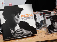 The Italian songwriter Francesco De Gregori met his fans at Feltrinelli library and he presented his last album 