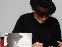 The Italian songwriter Francesco De Gregori met his fans at Feltrinelli library and he presented his last album 