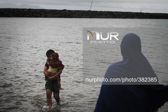 Acehnese women enjoying the beach atmosphere ahead of the 10th anniversary in Banda Aceh, Aceh province, Indonesia, December 25, 2014 Indian...