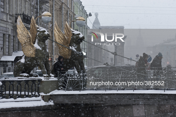 People cross the bridge during snowfall in Saint Petersburg, Russia, 27 december 2014 