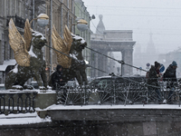 People cross the bridge during snowfall in Saint Petersburg, Russia, 27 december 2014 (