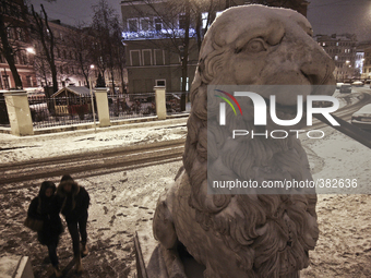 People walking on Bridge of Four Lions during snowfall in St.Petersburg, Russia, 28 December 2014 (