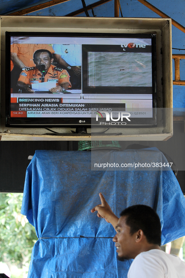 Indonesian people watching area locations allegedly found fragments airline Air Asia flight lost QZ 8501 as shown in one of the local televi...