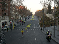 Miles de corredores participan en Ejecutar la tradicional San Silvestre de decir adiós al año, en Madrid, el centro de España, en la víspera...