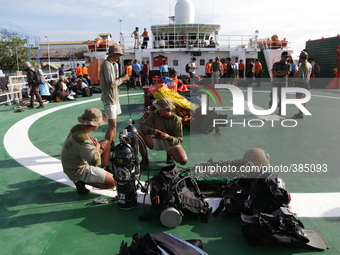Indonesia Special Navy prepared for evacuated at the sea from Pumai Harbour-Kalimantan. Jan 1st 2015 (