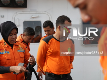 Indonesian SAR Team on prep for diving at Kalimantan Sea to find the body of Victim Air Asia Plane Crash at Kalimantan Sea. Jan 2nd 2015 (