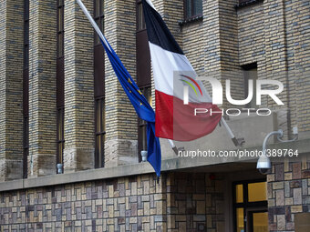 NOVUM03: OUDERS BANG : DEN HAAG ; 08JAN2015 - De vlag hangt half stok bij de Franse ambassade in Den Haag. Woensdag zijn er in het centrum v...