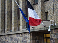 NOVUM03: OUDERS BANG : DEN HAAG ; 08JAN2015 - De vlag hangt half stok bij de Franse ambassade in Den Haag. Woensdag zijn er in het centrum v...