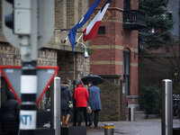 NOVUM03: OUDERS BANG : DEN HAAG ; 08JAN2015 - Mensen bezoeken de Franse ambassade in Den Haag om het condoleance register te tekenen. Woensd...