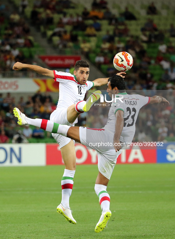 (150111) -- MELBOURNE, Jan. 11, 2015 () -- Alireza Jahan Bakhsh (L) of Iran and his teammate Mehrdad Pooladi reach for the ball during a Gro...