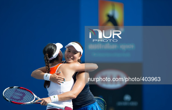 (150122) -- MELBOURNE, Jan. 22, 2015 () -- Zheng Jie (Front) of China and Yung-Jan Chan of Chinese Taipei celebrate after winning their wome...