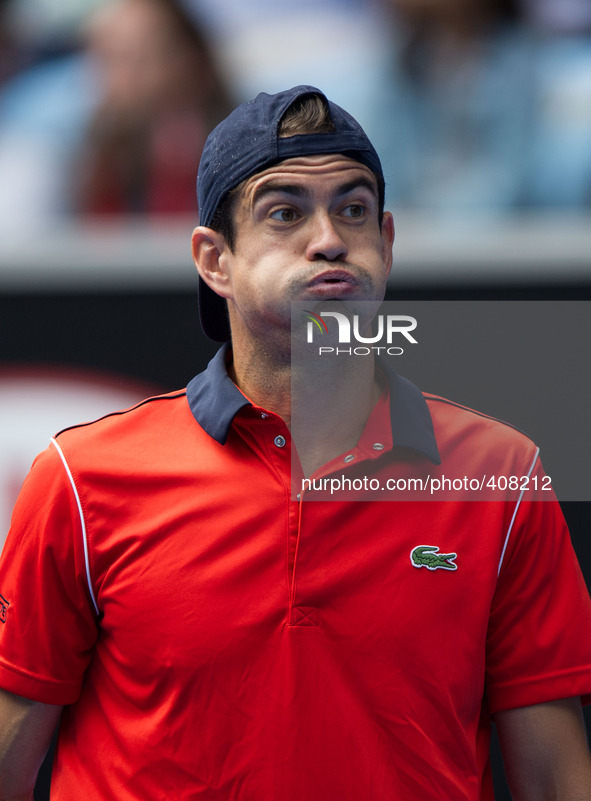 (150126) -- MELBOURNE, Jan. 26, 2015 () --  Garcia Lopez of Spain reacts during the men's singles fourth round match against Stanislas Wawri...