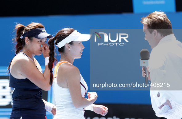 (150126) -- MELBOURNE, Jan. 26, 2015 () -- Zheng Jie (C) of China and Yung-Jan Chan of Chinese Taipei are interviewed after their women's du...