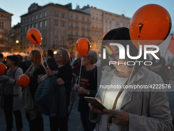 A small group of teachers, activists and members of the opposition gathered in Krakow's Main Square this evening during a protest.
Earlier t...