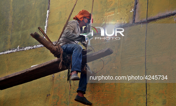 
quid iron is flowing into the prepared propeller mould at a dockyard on the bank of River Buriganga in Dhaka, Bangladesh 