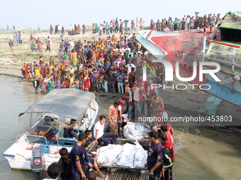 BANGLADESH, Paturia : Bangladesh rescue workers carry the body of a victim after a ferry accident at Paturia some 70 kms east of Dhaka on Fe...