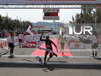 The british Mo Farah cross the finish line and fall down in the Lisbon Half-Marathon 2015 on the 22th of March, 2015 ( 
