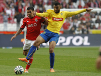 Estoril's Brazilian forward Joao Pedro Galvao tussle for the ball with Benfica's Uruguayan defender Maxi Pereira during the Zon Sagres Leagu...