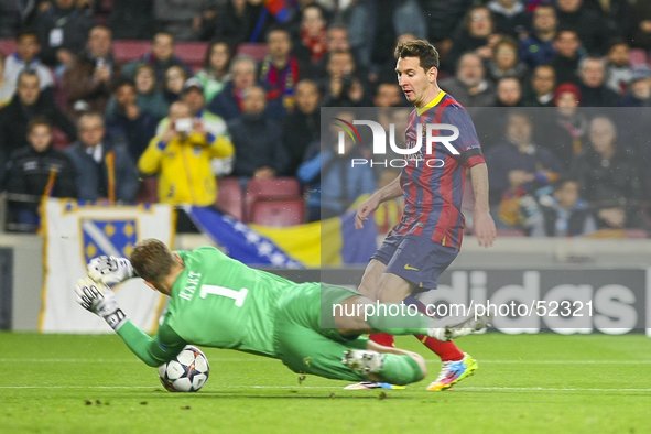 Leo Messi and Hart (l) in the match between FC Barcelona and Manchester City, for the second leg of the round of 16 of the Champions League...