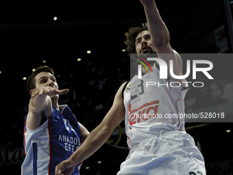 SPAIN, Madrid: Real Madrid's Spanish player Sergio Llull and Anadolu Efes´ American player MATT JANNING during the Turkish Airlines Euroleag...