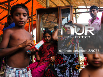 People are living the temporary house after the house collapse in Dhaka, Bangladesh, 16 April 2015. (