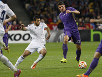 Mario Gomez (R) of Fiorentina vies for the ball with Younes Belhanda (L) of Dynamo during the UEFA Europa League quarter final first leg soc...