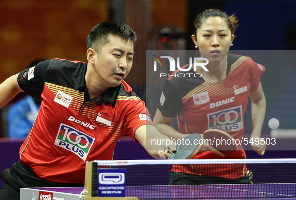 (150427) -- SUZHOU, April 27, 2015 () -- Singapore's Yang Zi/Yu Mengyu(R) compete against Thailand's Padasak Tanviriyavechakul/Suthasini Saw...