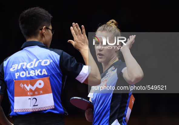 (150427) -- SUZHOU, April 27, 2015 () -- Poland's Natalia Partyka(R)/Wang Zengyi react during Mixed Doubles match against Uzbekistan's Zokhi...