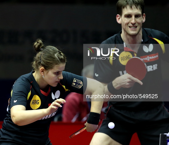 (150427) -- SUZHOU, April 27, 2015 () -- Germany's Steffen Mengel(R)/Petrissa Solja compete against Canada's Pierre-luc Theriault/Zhang Mo d...