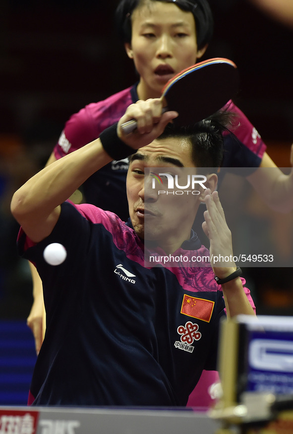 (150427) -- SUZHOU, April 27, 2015 () -- China's Yan An(Front)/Wu Yang compete during mixed doubles match against Serbia's Aleksandar Karaka...