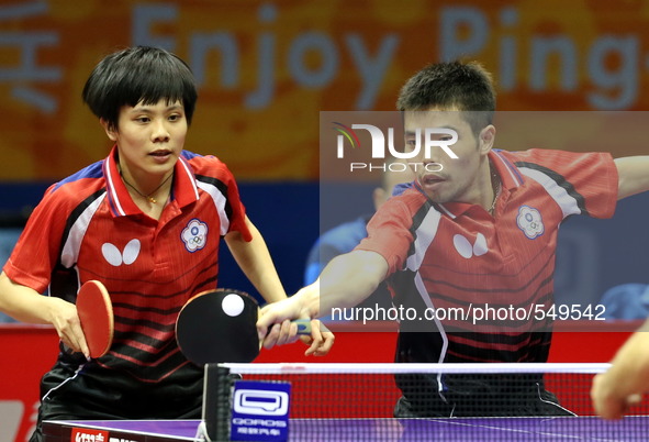 (150427) -- SUZHOU, April 27, 2015 () -- Chinese Taipei's Chuang Chih-Yuan(R)/Cheng I-Ching compete during the mixed doubles match against G...