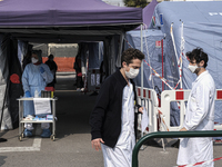 Behind the Padua hospital, in the vicinity of the Infectious Diseases department, a first aid point has been set up with a tent city to acco...