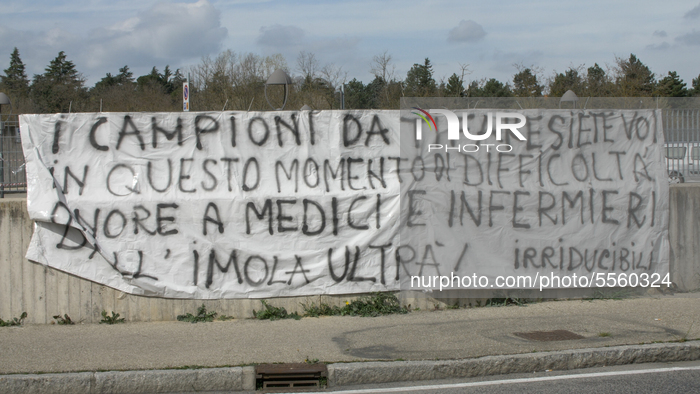 A support poster for doctors and nurses hanging outside the hospital in Imola, Emilia-Romagna, 13 March 2020 (Photo by Andrea Neri/NurPhoto)
