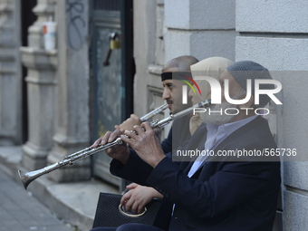 Buskers playing on the busy İstiklal Avenue in the Beyoğlu quarter of Istanbul. Istanbul, Turkey, on May 4, 2015. (