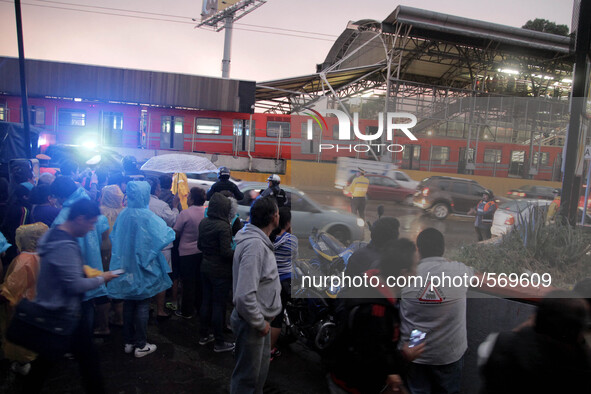 Mexico, Mexico city. 05may2015. Clash of two trains of the subway in the Mexico city. Items arrived to place emergency and mexican army safe...