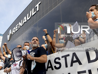 Employees from NISSAN and subcontractors fill a Renault dealership with signs and cut off the access motorway to Barcelona protest in Barcel...