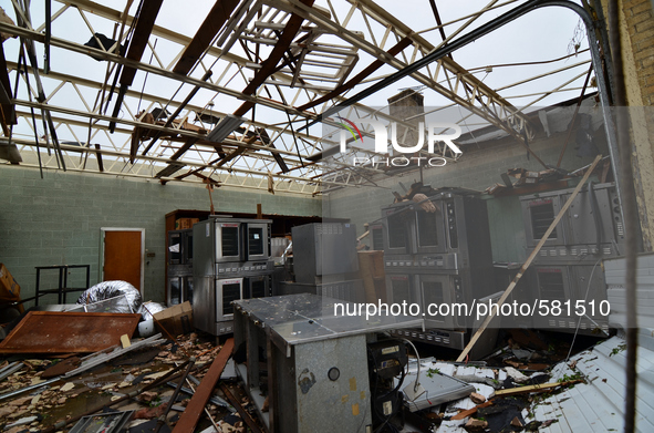 (150512) -- HOUSTON, May 12, 2015 () -- Photo taken on May 11, 2015 shows a damaged house in Van, Texas, the United States. Emergency crews...