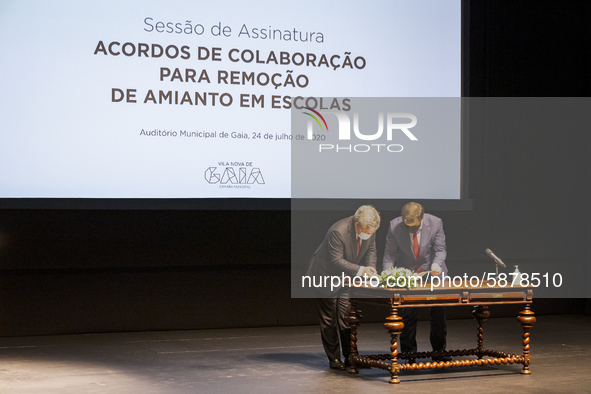 Minister of Education Tiago Brandao Rodrigues (R) and Mayor of Gaia, Eduardo Vitor Rodrigue during a session meeting, at the Autidorio Munic...