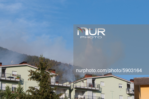 The fires of recent days in the Abruzzo national park, on the slopes of the Gran Sasso, threaten the Abbruzzese capital. Numerous men employ...