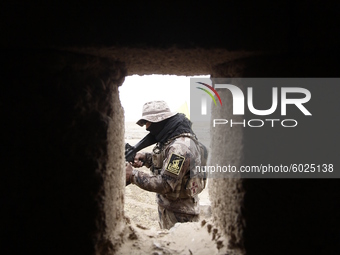 Iraqi soldiers in Mosul, northern Iraq, on December 15, 2016 to search for wanted people. (