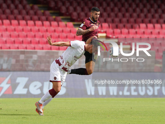 Gennaro Tutino of US Salernitana 1919 is challenged by Marco Rossi of SC Reggina during the Serie B match between US Salernitana 1919 and Re...