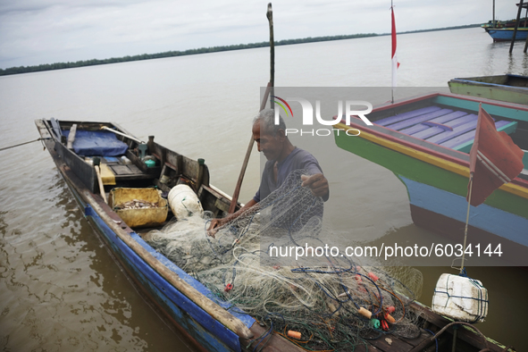A fisherman is releasing his catch from his net in Sungsang, Banyuasin Regency, South Sumatra on Saturday, September 26, 2020. 