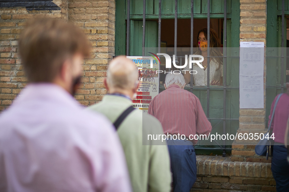 People queue at the ticket office prior the Virgen de las Angustias Bullfighting Festival at the Monumental de Frascuelo bullring on Septemb...