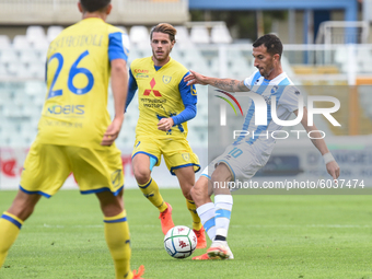 Midfielder Mirko Valdifiori of Delfino Pescara controls the ball during the match between Pescara and Chievo verona of the Serie B champions...