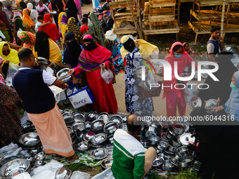 People are seen shopping utensils on a street in Dhaka, Bangladesh on September 29, 2020. (