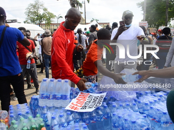 Volunteers share foods and drinks during the END SARS protest in support of the ongoing protest against the harassment, killings and brutali...