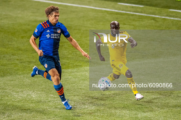 Cincinnati defender, Nick Hagglund, and Columbus midfielder, Emmanuel Boateng, compete for the ball during an MLS soccer match between FC Ci...