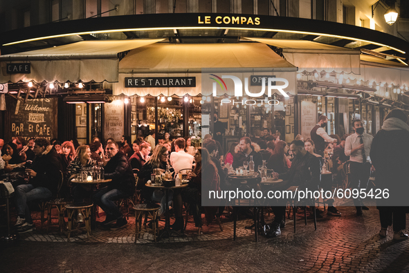 In the Parisian district of Les Halles at the level of rue Montorgueil, the brasseries and restaurants are full as the curfew introduced to...
