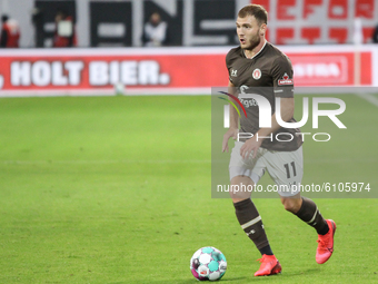 Maximilian Dittgen of FC St. Pauli controls the ball during the Second Bundesliga match between FC St. Pauli and 1. FC Nuernberg at Millernt...